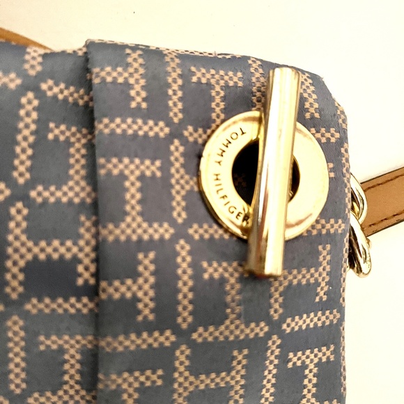 🎄. Cute Tommy Hilfiger Blue/Grey Fabric Crossbody Bag - Picture 3 of 10